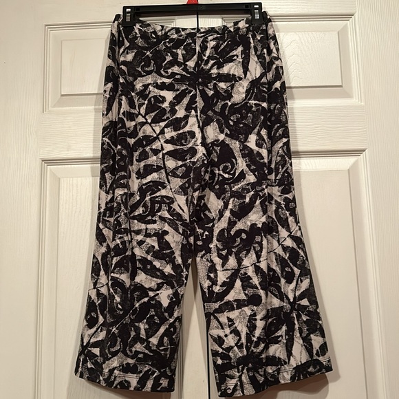 Easywear by Chico’s sz 0 (US 4) Black/Tan Polyester/Spandex Capris. - Picture 5 of 6